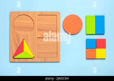 Set von Form Montessori Stil Spielzeug Kinder Holz umweltfreundliche Logik-Spiele für Vorschulkinder Spielsachen für die Baby-Entwicklung. Sammlung von pädagogischen Elementen für die frühkindliche Entwicklung. Stockfoto