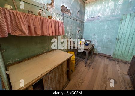 Typisches Mitarbeiterhaus in der ehemaligen Salpeterstadt Humberstone, Chile. Jetzt eine Geisterstadt und ein Museum. Stockfoto