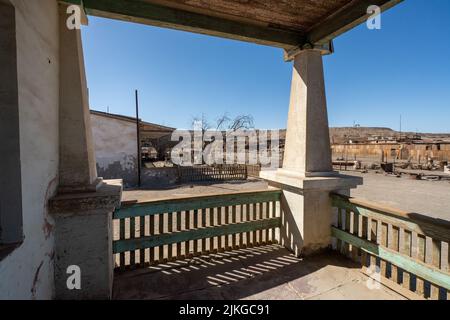 Wohnung des Werkleiters in der ehemaligen Salpeterfirma Humberstone, Chile. Jetzt eine Geisterstadt und ein Museum. Stockfoto