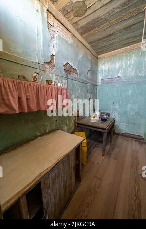 Typisches Mitarbeiterhaus in der ehemaligen Salpeterstadt Humberstone, Chile. Jetzt eine Geisterstadt und ein Museum. Stockfoto