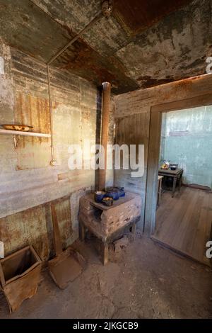 Typisches Mitarbeiterhaus in der ehemaligen Salpeterstadt Humberstone, Chile. Jetzt eine Geisterstadt und ein Museum. Stockfoto