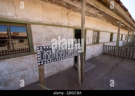 Typisches Mitarbeiterhaus in der ehemaligen Salpeterstadt Humberstone, Chile. Jetzt eine Geisterstadt und ein Museum. Stockfoto