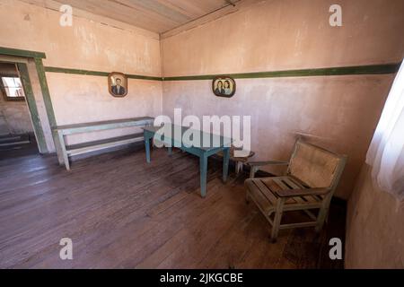 Typisches Mitarbeiterhaus in der ehemaligen Salpeterstadt Humberstone, Chile. Jetzt eine Geisterstadt und ein Museum. Stockfoto