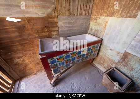 Typisches Mitarbeiterhaus in der ehemaligen Salpeterstadt Humberstone, Chile. Jetzt eine Geisterstadt und ein Museum. Stockfoto