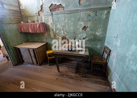 Typisches Mitarbeiterhaus in der ehemaligen Salpeterstadt Humberstone, Chile. Jetzt eine Geisterstadt und ein Museum. Stockfoto