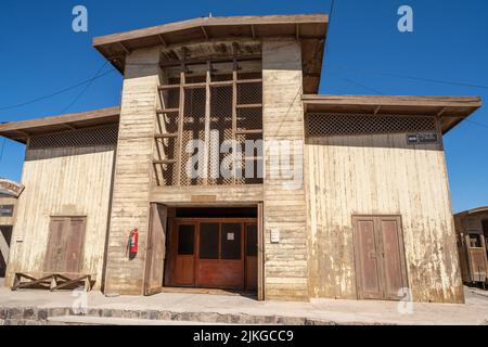 Die Pfarrkirche aus der ehemaligen Salpeterstadt Humberstone, Chile. Jetzt eine Geisterstadt und ein Museum. Stockfoto