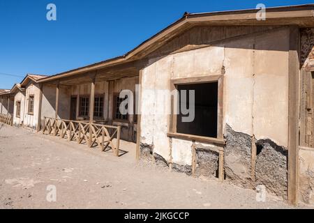 Typisches Mitarbeiterhaus in der ehemaligen Salpeterstadt Humberstone, Chile. Jetzt eine Geisterstadt und ein Museum. Stockfoto