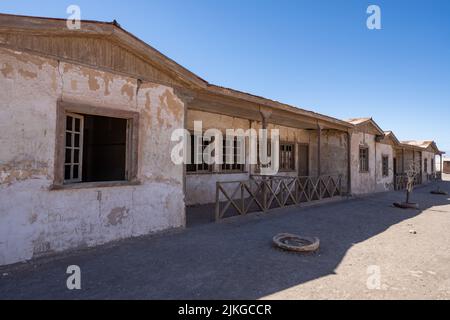 Typisches Mitarbeiterhaus in der ehemaligen Salpeterstadt Humberstone, Chile. Jetzt eine Geisterstadt und ein Museum. Stockfoto