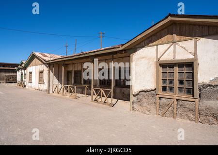 Typisches Mitarbeiterhaus in der ehemaligen Salpeterstadt Humberstone, Chile. Jetzt eine Geisterstadt und ein Museum. Stockfoto