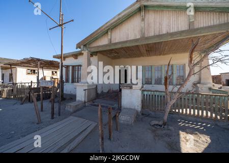 Wohnung des Werkleiters in der ehemaligen Salpeterfirma Humberstone, Chile. Jetzt eine Geisterstadt und ein Museum. Stockfoto