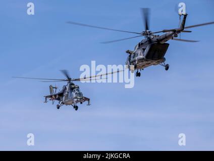 Tschechische Luftwaffe Mil Mi-24/Mi-171Sh Hip Helicopters Combat Search and Rescue Demonstration (CSAR) beim Royal International Air Tattoo Stockfoto