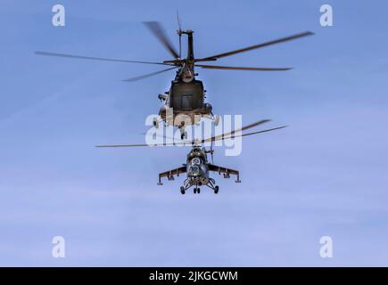 Tschechische Luftwaffe Mil Mi-24/Mi-171Sh Hip Helicopters Combat Search and Rescue Demonstration (CSAR) beim Royal International Air Tattoo Stockfoto