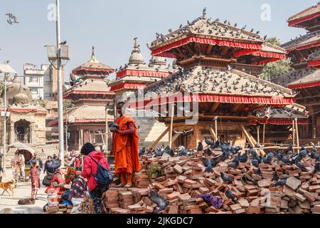 Kathmandu, Nepal - 25. November 2016: Buddhistischer Mönch mit Bettelschale auf dem Durbar-Platz in Kathmandu. Stockfoto