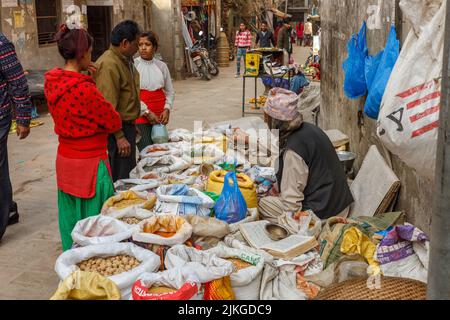 Kathmandu, Nepal - 25. November 2016: Mann verkauft Gewürze und Nüsse auf dem Straßenmarkt in Kathmandu. Stockfoto