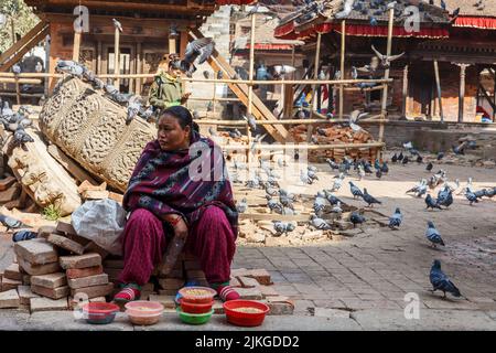 Kathmandu, Nepal - 25. November 2016: Nepalesische Frau verkauft Maiskörner am Durbar Square in Kathmandu Stockfoto