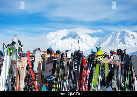 Viele Skier stehen auf alpinen Resorts über Berggipfeln Stockfoto