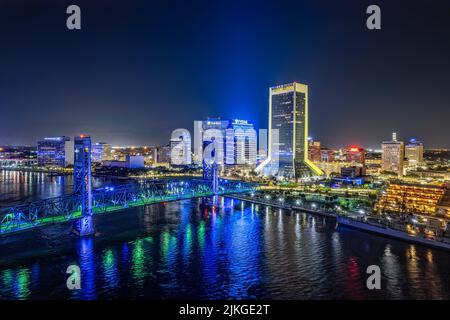 Die Main Street Bridge und Jacksonville Skyline bei Nacht Stockfoto