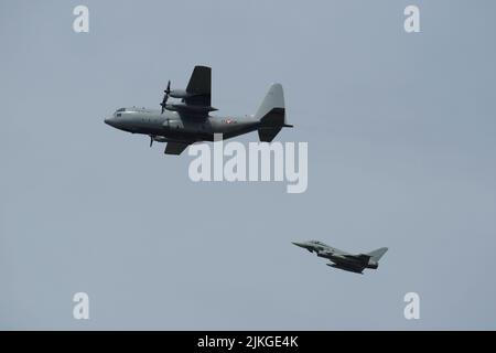 Österreichische Luftwaffe, C-130K Hercules und Eurofighter EF2000 QRA Role Demonstration, RIAT 2022, RAF Fairford, Stockfoto