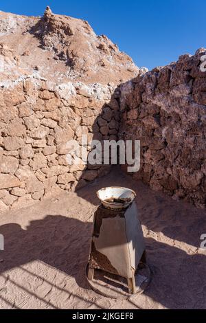 Ruinen einer alten Bergarbeiterhütte am Standort der Victoria Mine im Tal des Mondes, San Pedro de Atacama, Chile. Eine ehemalige Salzmine. Stockfoto