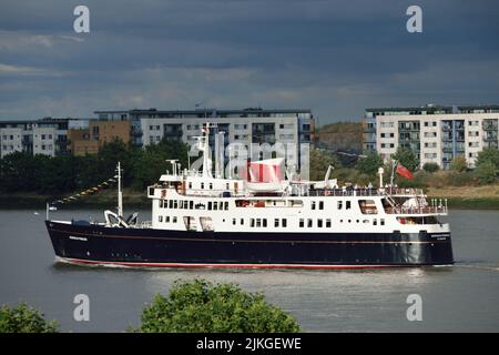 Das Luxus-Expeditionsschiff Hebridean Princess fährt unter stürmischem Himmel die Themse entlang, nachdem es London einen kurzen Besuch abgestattet hat Stockfoto