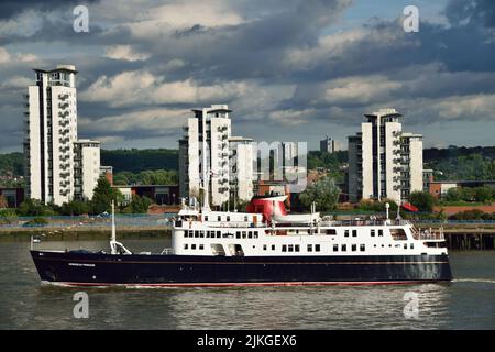 Das Luxus-Expeditionsschiff Hebridean Princess fährt unter stürmischem Himmel die Themse entlang, nachdem es London einen kurzen Besuch abgestattet hat Stockfoto