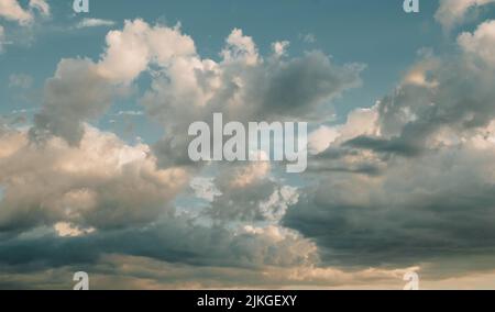 Wolken bei Sonnenuntergang, Sommerhimmel im Hintergrund, Wolkenlandschaft am Abend Stockfoto
