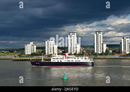 Das Luxus-Expeditionsschiff Hebridean Princess fährt unter stürmischem Himmel die Themse entlang, nachdem es London einen kurzen Besuch abgestattet hat Stockfoto