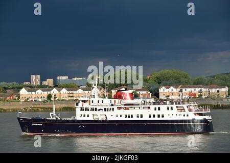 Das Luxus-Expeditionsschiff Hebridean Princess fährt unter stürmischem Himmel die Themse entlang, nachdem es London einen kurzen Besuch abgestattet hat Stockfoto