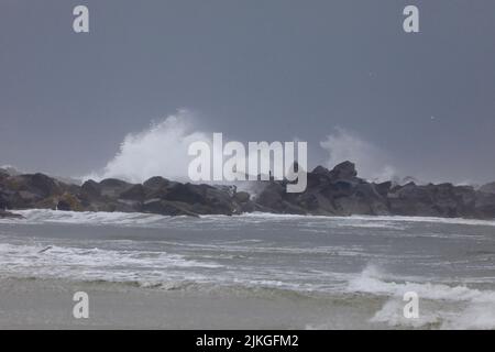 Rollende Wellen platschen am Ufer Stockfoto