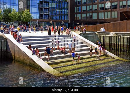 Halifax, Nova Scotia - 31. Juli 2022: Personen auf den Treppen, die in den Hafen von Halifax führen. Die Treppen bei Queen's Landing wurden in geöffnet Stockfoto