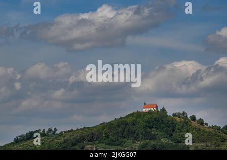 02. August 2022, Baden-Württemberg, Tübingen: Über der Wurmlinger Kapelle bei Tübingen auf dem Kapellenberg ist ein leicht bewölktes Himmelsgewölbe zu sehen. Foto: Bernd Weißbrod/dpa Stockfoto