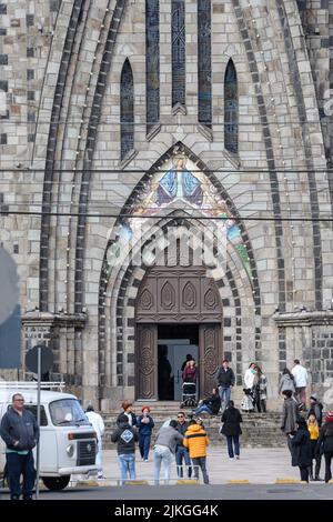 Canela, RS, Brasilien - 19. Mai 2022: Blick auf die Eingangstür der Steinkathedrale, Catedral de Pedra auf portugiesisch. Die Kirche Nossa Senhora de Lourdes Stockfoto