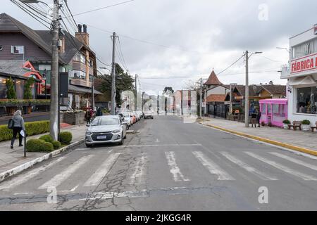 Canela, RS, Brasilien - 19. Mai 2022: Blick auf die Felisberto Soares Straße, Innenstadt von Canela Stadt. Stockfoto