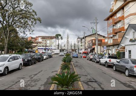 Canela, RS, Brasilien - 19. Mai 2022: Innenstadt von Canela, an der Osvaldo Aranha Avenue und die Steinkathedrale im Hintergrund. Stockfoto