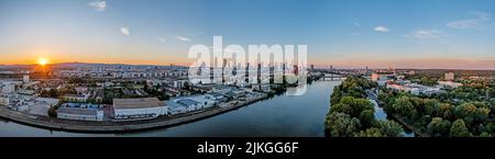 Panoramablick über den Main und die Frankfurter Skyline bei Sonnenuntergang Stockfoto