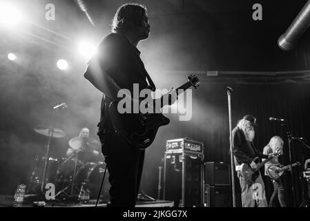 Reef, Live hochauflösende Bilder der legendären Indie-Rockband von Glastonbury, die live auf Tour 2022 spielt, für die Shoot Me Your Ace Album Tour. Stockfoto