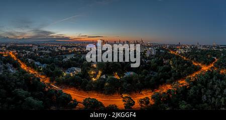 Drohnenpanorama über die Skyline von Frankfurt am Main in leuchtendem Abendrot Stockfoto