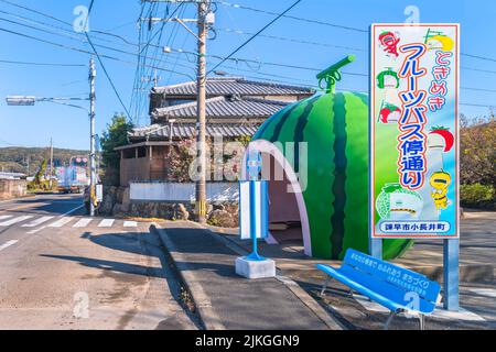 kyushu, japan - 10 2021. dezember: Tafel der berühmten Tokimeki fruchtscheifenden Bushaltestelle mit Haltestellen in Form von Früchten wie Wassermelonen entlang der Stockfoto