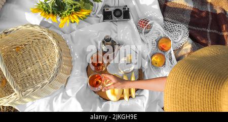 Junge Frau beim Picknick mit Wein, Draufsicht Stockfoto