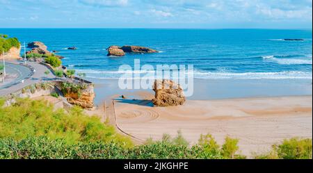 Ein Blick auf die Klippe und die Felsformationen an der Südseite des Strandes La Grande Plage in Biarritz, Frankreich, früh morgens an einem Sommertag, ich Stockfoto