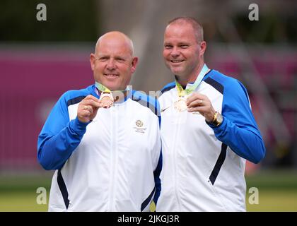 Die schottischen Paul Foster und Alex Marshall haben am fünften Tag der Commonwealth Games 2022 in Birmingham mit ihren Bronzemedaillen bei den Lawn Bowls Men's Pairs im Victoria Park gewonnen. Bilddatum: Dienstag, 2. August 2022. Stockfoto