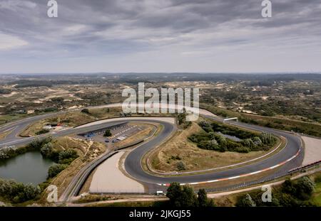 2022-08-02 22:46:00 ZANDVOORT - der Zandvoort-Kurs, mit dem in der Nähe geschützten Natura 2000-Gebiet im Hintergrund im Vorfeld des Großen Preises der Niederlande, der Anfang September auf dem Kurs stattfinden wird. ANP ROBIN VAN LONKHUIJSEN niederlande Out - belgien Out Stockfoto