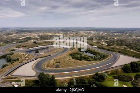 2022-08-02 22:45:30 ZANDVOORT - der Zandvoort-Kurs, mit dem in der Nähe geschützten Natura 2000-Gebiet im Hintergrund im Vorfeld des Großen Preises der Niederlande, der Anfang September auf dem Kurs stattfinden wird. ANP ROBIN VAN LONKHUIJSEN niederlande Out - belgien Out Stockfoto