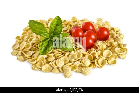 Orecchiette Tomaten und Basilikum, isoliert auf weiss Stockfoto