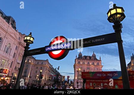 London Underground-Schilder in der Abenddämmerung im Zentrum von London, Piccadilly und Regent Street, London, England, UK, W1B 3AB Stockfoto