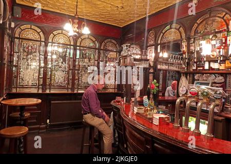 Red Lion Mayfair, öffentliche Bartüren und öffentliche Bar, 2 Duke of York Street, St. James's, London, England, Großbritannien, SW1Y 6JP Stockfoto