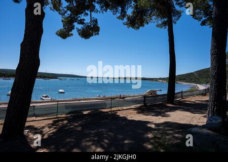 Bild der Bucht von Osor, aufgenommen von der Stelle, wo der Kanal zwischen den Inseln Cres und Losinj, die Adria, Kroatien, trennt Stockfoto