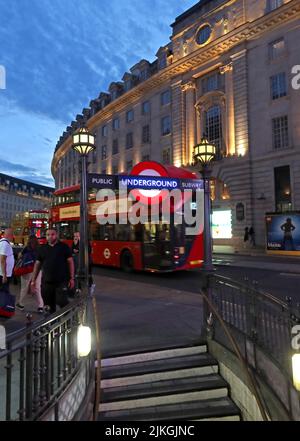 London Underground-Schilder in der Abenddämmerung im Zentrum von London, Piccadilly und Regent Street, London, England, UK, W1B 3AB Stockfoto