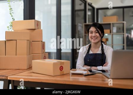 Asiatische Unternehmer Kleinunternehmen KMU unabhängig, Online-Marketing, Verpackungskartons, KMU-Verkäufer, Konzept, E-Commerce und Online-Vertrieb Stockfoto