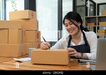 Asiatische Unternehmer Kleinunternehmen KMU unabhängige Männer arbeiten zu Hause, Online-Marketing, Verpackung Boxen, KMU-Verkäufer, Konzept, E-Commerce und online Stockfoto